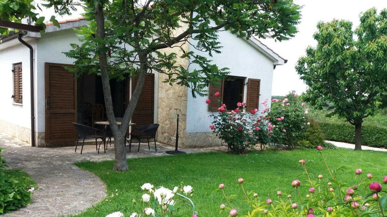 Bungalow Perla Funtana Exterior photo